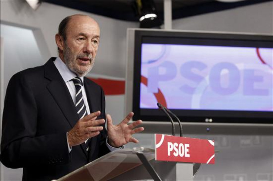 Rubalcaba afirma que Rajoy no conseguirá esconder a Bárcenas "tras la prima de riesgo"