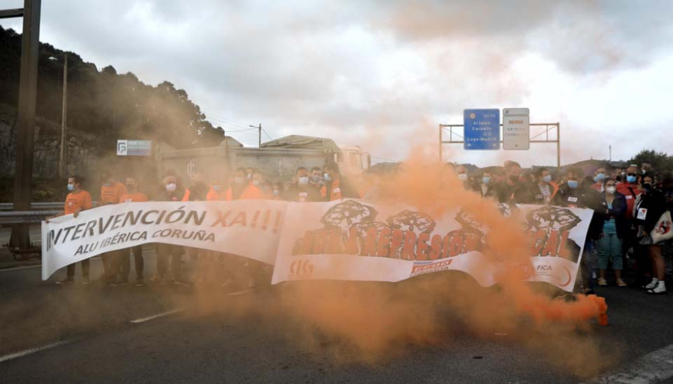 La plantilla de Alu Ibérica corta la carretera para denunciar  las sanciones a sindicalistas