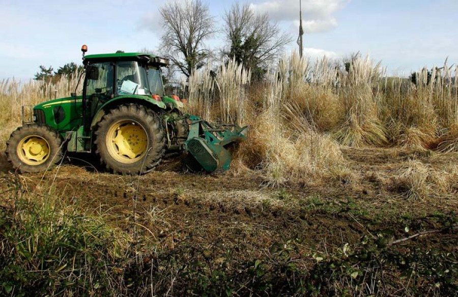 Muere tras quedar atrapado debajo de su tractor en Santa Comba