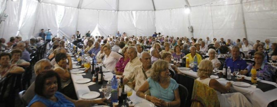 Más de 300 personas asisten a la Festa dos Maiores de Sada en la Carpa Encendida