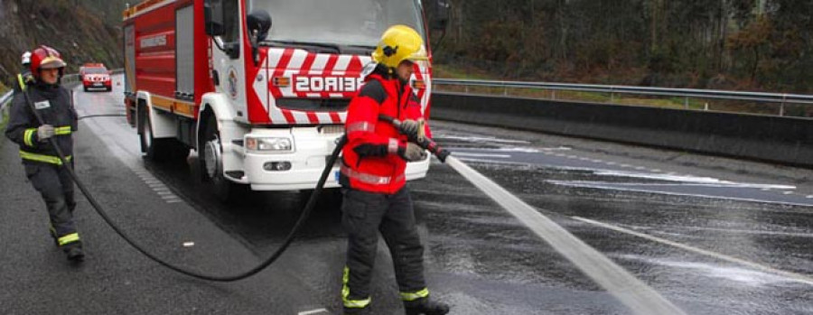 ARTEIXO - Un corrimiento de tierra en la autopista a Carballo inutiliza un carril varias horas