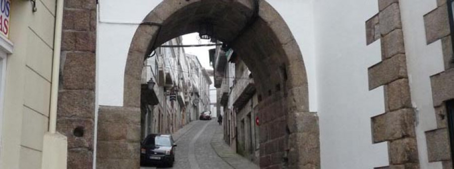 El gobierno local finaliza  las obras de conservación de la puerta medieval de A Pontenova