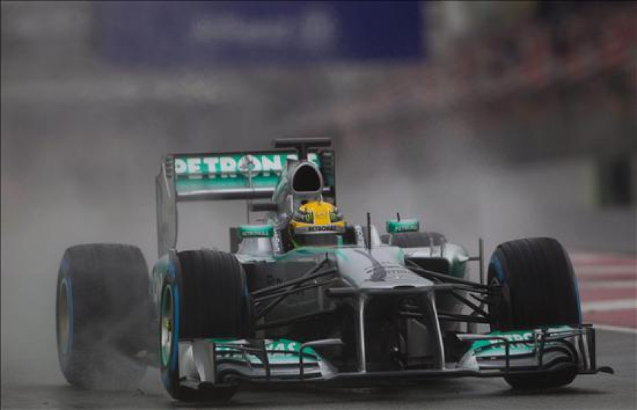 Hamilton el más rápido en sesión marcada por el mal tiempo