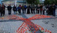 Velas y flores para recordar  a las víctimas de Chernóbil