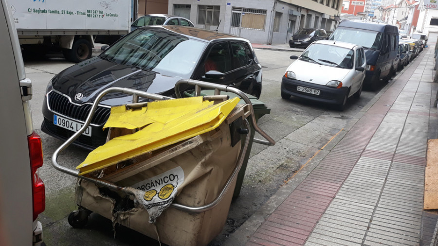 Un vándalo prende fuego a cuatro contenedores de basura en la Sagrada Familia