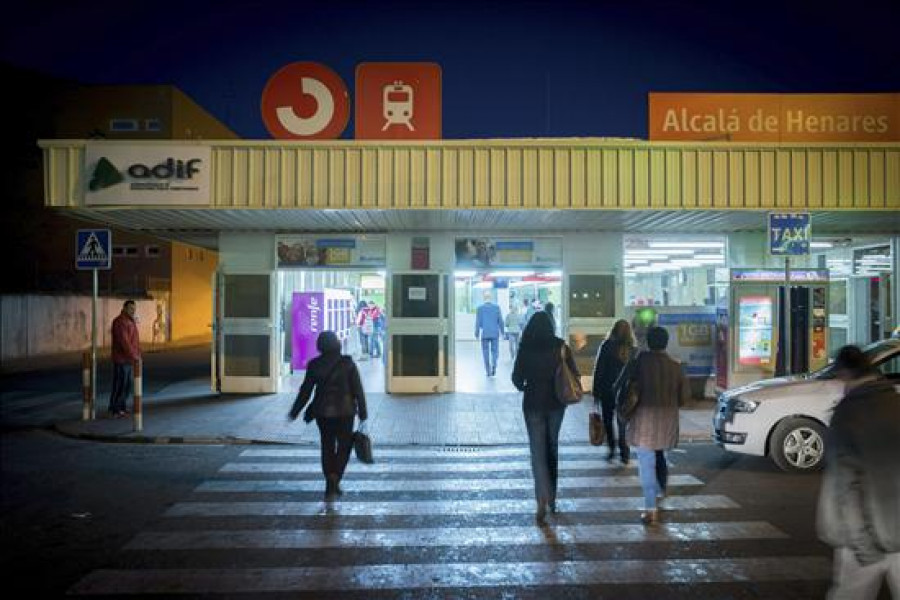 Los recuerdos y la rutina suben al tren en Alcalá de Henares 10 años después del 11M