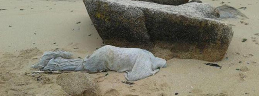 Hallan en una playa de A Pobra el cadáver de un hombre envuelto en una lona y con las piernas atadas