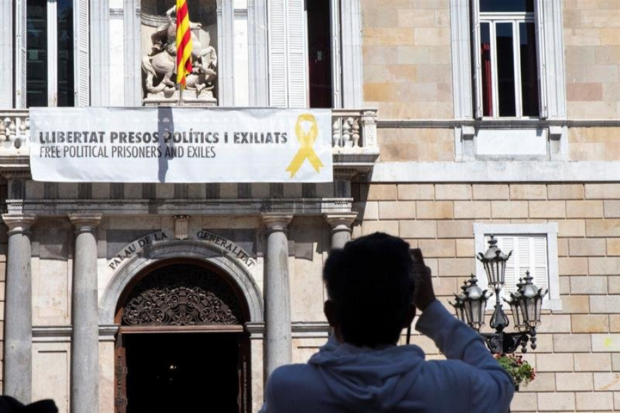 Torra vuelve a colgar el lazo amarillo en la Generalitat