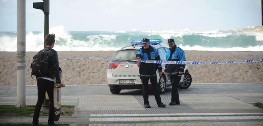 El primer temporal del año 2017 obliga a cortar el Paseo Marítimo