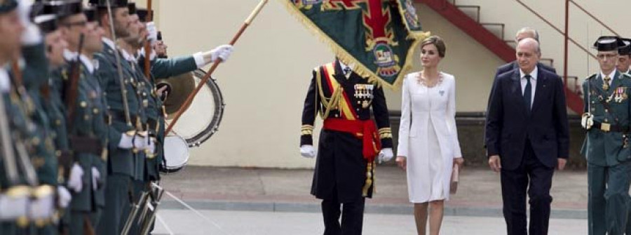 La reina luce el traje de la coronación para el homenaje a la Guardia Civil