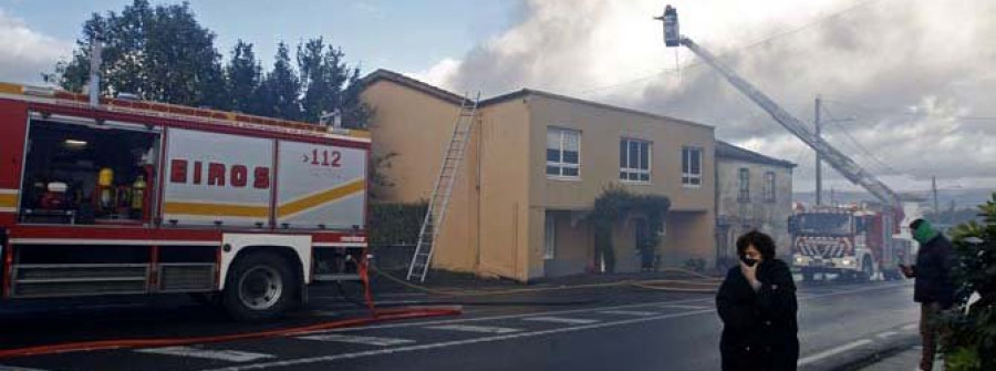 Una estufa provoca un incendio que destruye una vivienda en Montellos