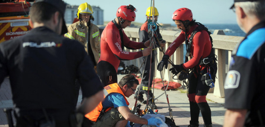 Rescatan a un hombre de 49 años atrapado por la marea en las rocas al pie de Os Pelamios