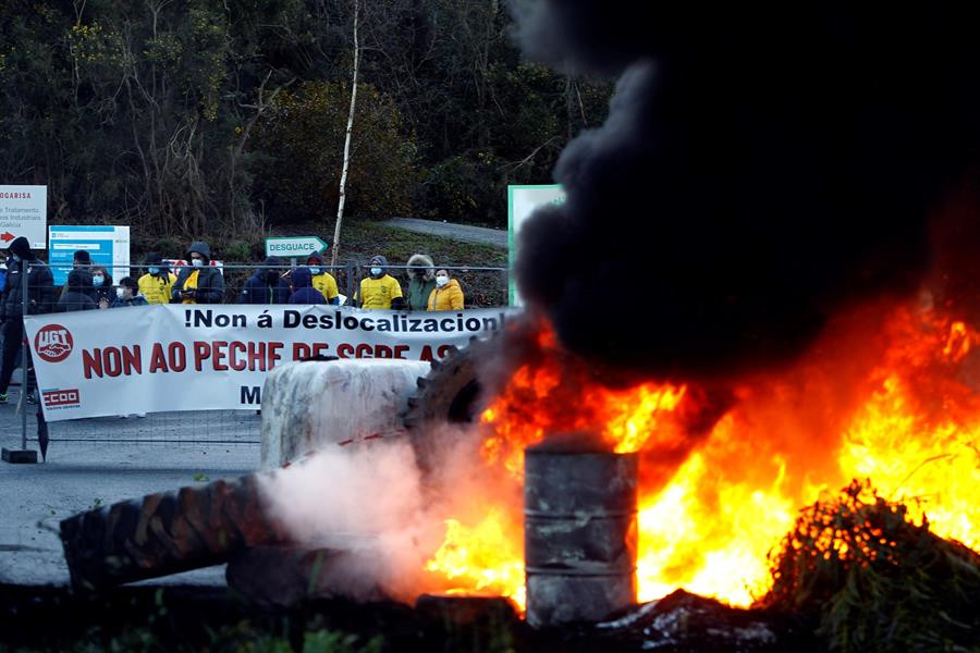 Los operarios de Gamesa en As Somozas cumplen una semana de huelga con piquetes a la entrada