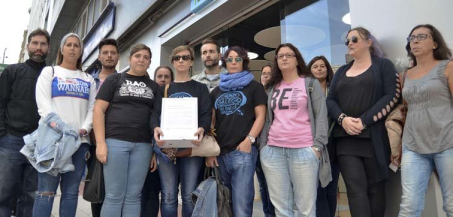 Los trabajadores de Extel llevan 12.000 firmas contra el ERE a una tienda de Movistar