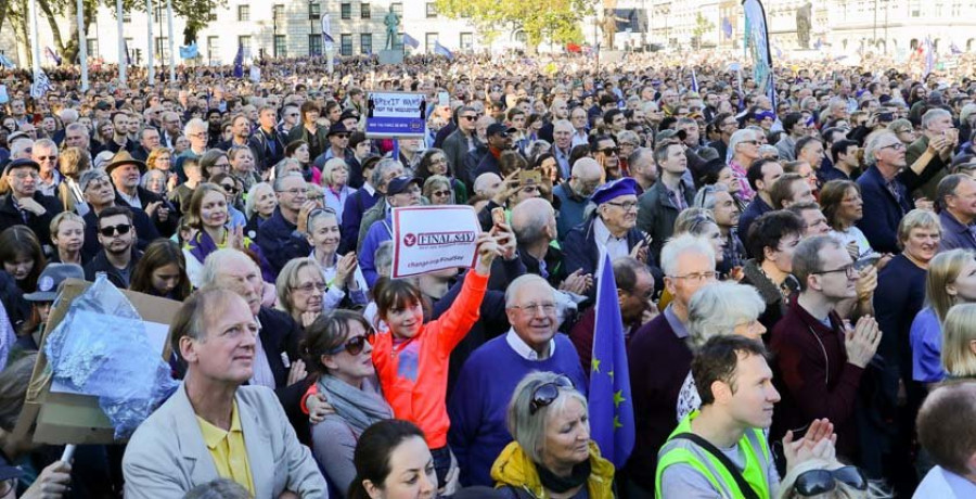 Una multitudinaria protesta en Londres reclama otro referéndum sobre el Brexit