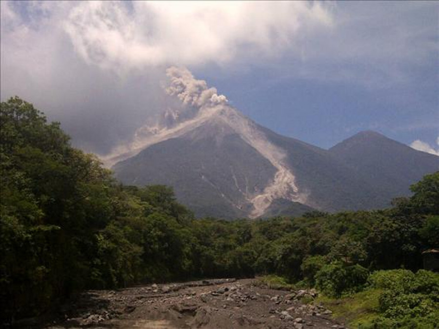 Al menos 10.600 guatemaltecos evacuados por la erupción del volcán Fuego