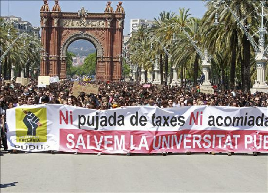 Cerca de un millar de estudiantes de la Universidad de Barcelona se manifiestan contra los recortes