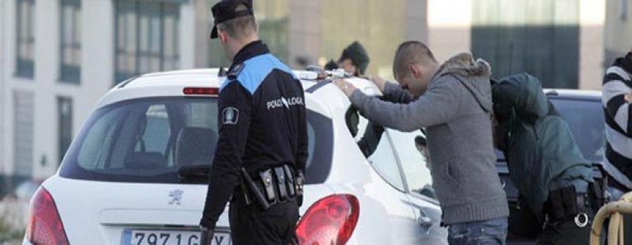 Detenido en A Coruña un joven por portar tres pistolas, cargadores y un machete