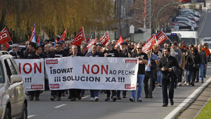 Casi 200 personas recorren la ciudad para exigir una alternativa al cierre de la planta de Isowat