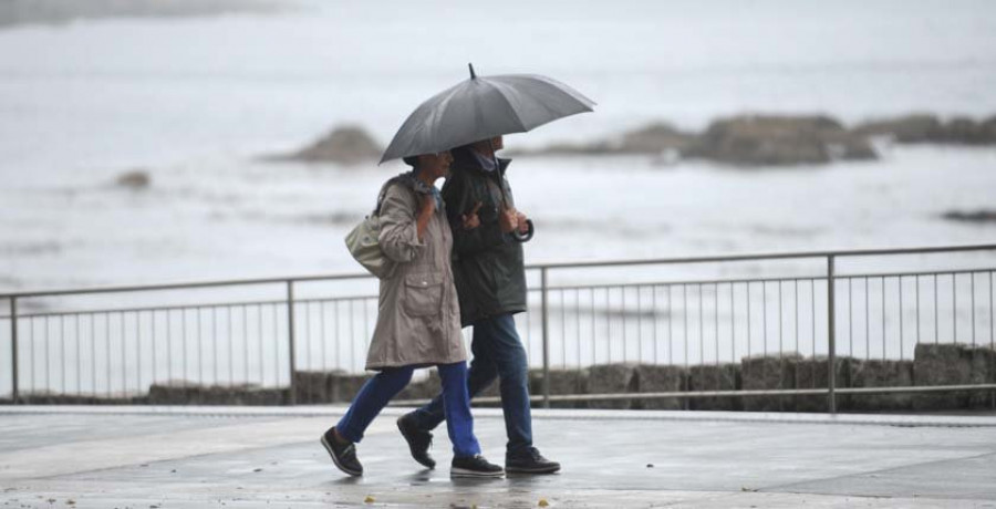 La Xunta activa la alerta naranja por tormentas costeras este domingo en la provincia de A Coruña