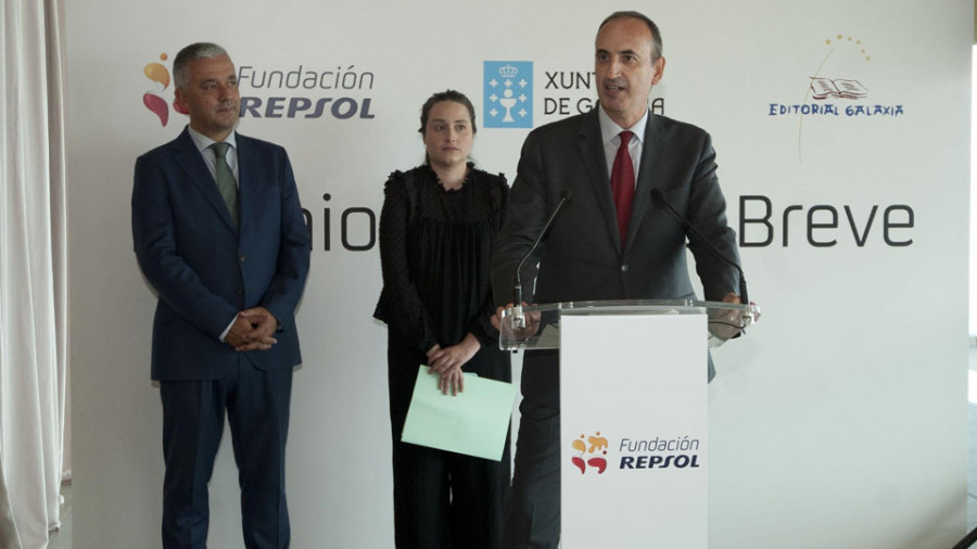 El filólogo Gonzalo Hermo gana el premio de Narrativa Breve Repsol con la novela “Diario dun enterro”