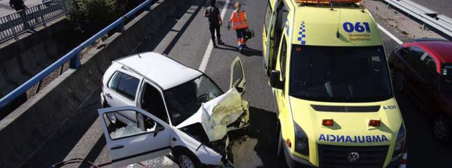 Fallece un joven de 19 años al salirse de la carretera en Castro de Rei el turismo que conducía