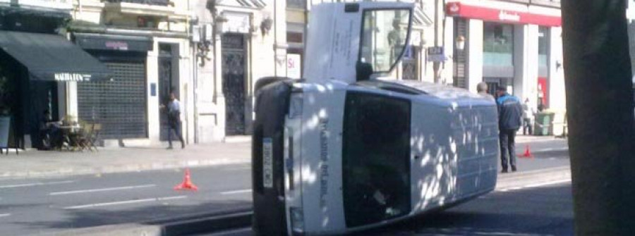 Una conductor ebrio vuelca con su furgoneta en medio de los Cantones
