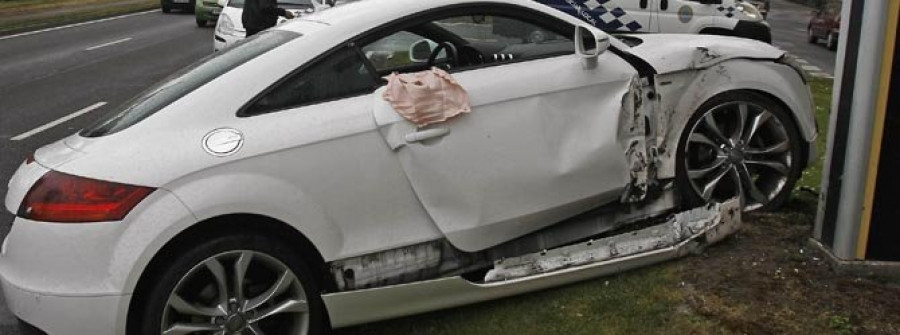 Un coche acaba en la mediana del Paseo Marítimo a consecuencia de un choque