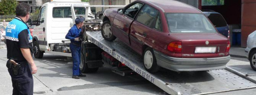 La grúa retira los vehículos abandonados en la vía pública