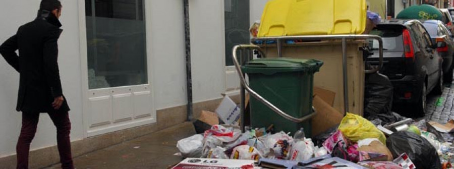 El viento extiende por las calles la basura que no se recogió durante la Nochebuena