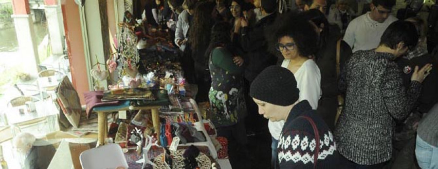 Una veintena de puestos celebra el primer mercadillo navideño arteixán