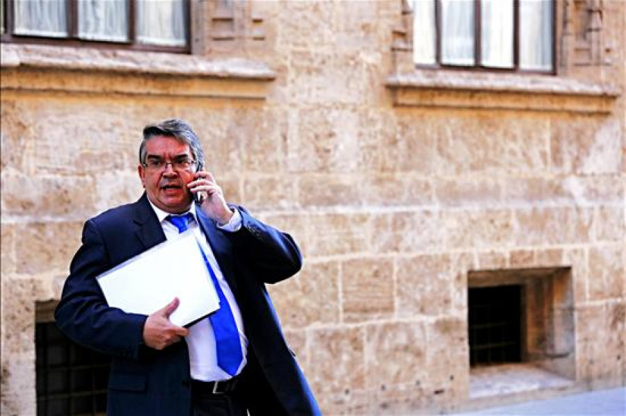 El conseller valenciano Vela dimite por supuesta filtración en el caso Cooperación