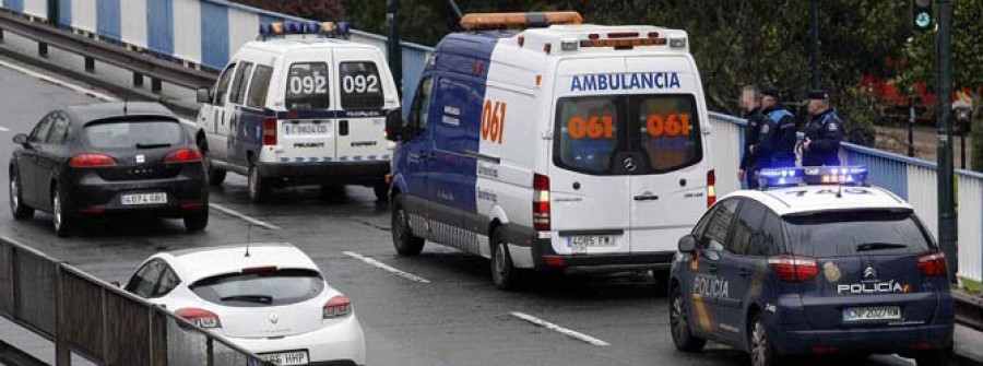 Un joven resulta herido grave al precipitarse desde  una de las pasarelas peatonales de Alfonso Molina