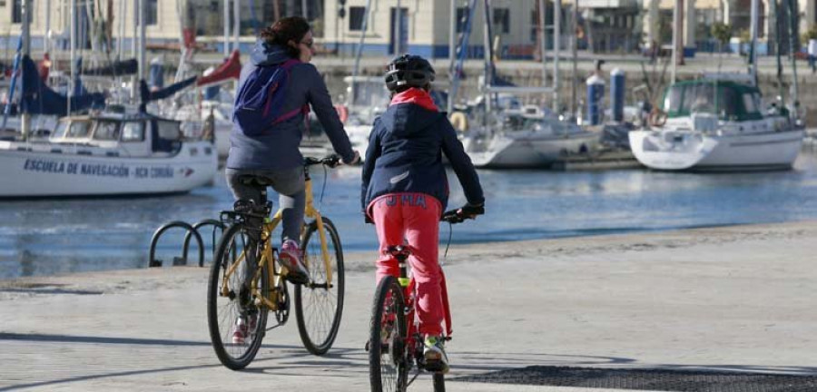 Bicis, balones y patines toman las calles y plazas