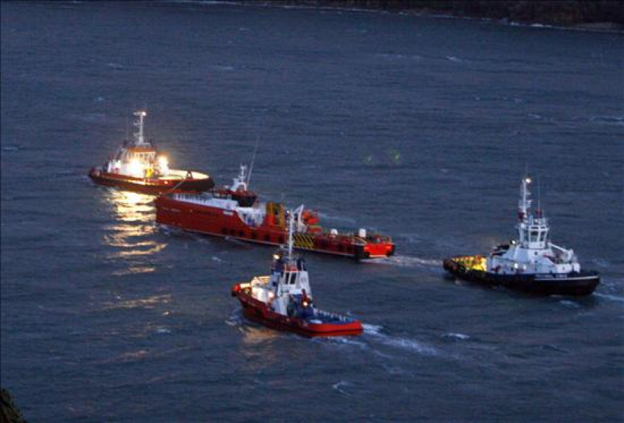 Atraca en el puerto de Ferrol el barco que estuvo a la deriva desde el día 4