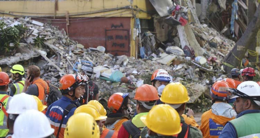 Asciende a más de 300 el número de víctimas del terremoto que azotó el centro de México