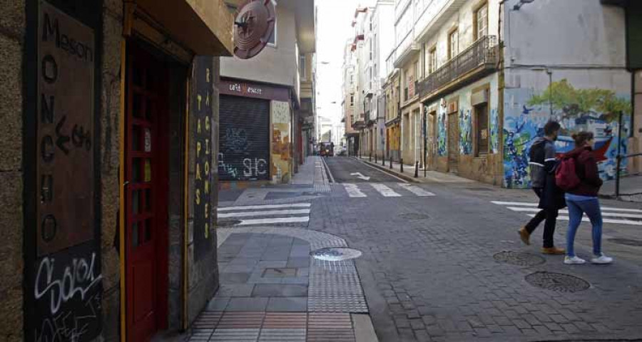 Dos detenidos por robo con fuerza en una tienda del Orzán