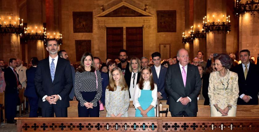 La Familia Real asiste a la misa de Pascua en la catedral de Palma de Mallorca