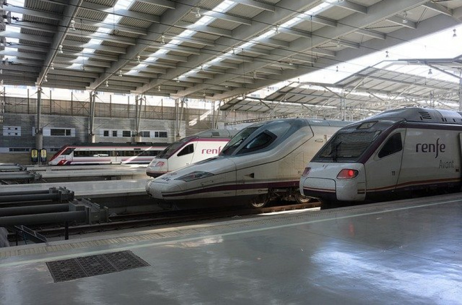 Una avería interrumpe la circulación de trenes entre León, Galicia y Asturias