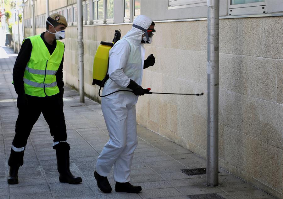 La Brilat desinfecta dos residencias de mayores y un CAPD en la provincia de A Coruña