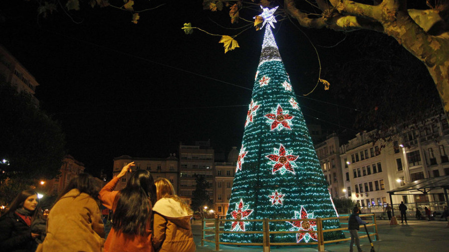 Un incendio en el árbol de Navidad de la plaza de Vigo hace cundir la alarma entre los vecinos