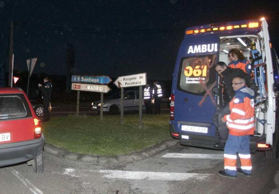 Un motorista resulta herido leve tras sufrir una colisión con un turismo en la glorieta de Pocomaco