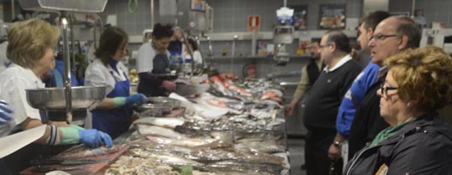 El público colapsa los mercados municipales pese a que el kilo de sardina alcanzó los 20 euros