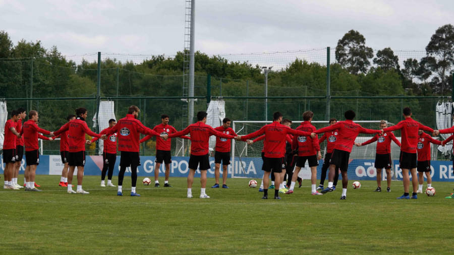 El míster blanquiazul convocó a 20 futbolistas