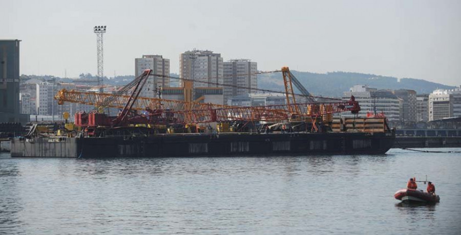 Una gabarra se refuegia en el muelle de  Calvo Sotelo