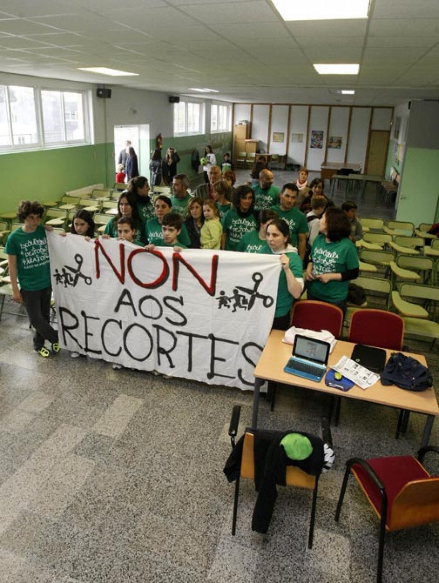 OLEIROS-La comunidad de  A Rabadeira “toma” el colegio en contra de la Ley Wert