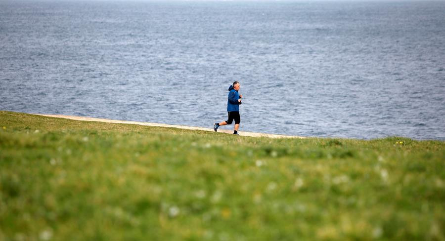 La borrasca 'Jorge' recuperará el tiempo invernal y traerá avisos por viento y oleaje en Galicia