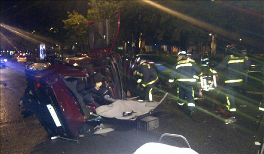 Dos heridos muy graves en un accidente entre 3 coches en el centro de Madrid