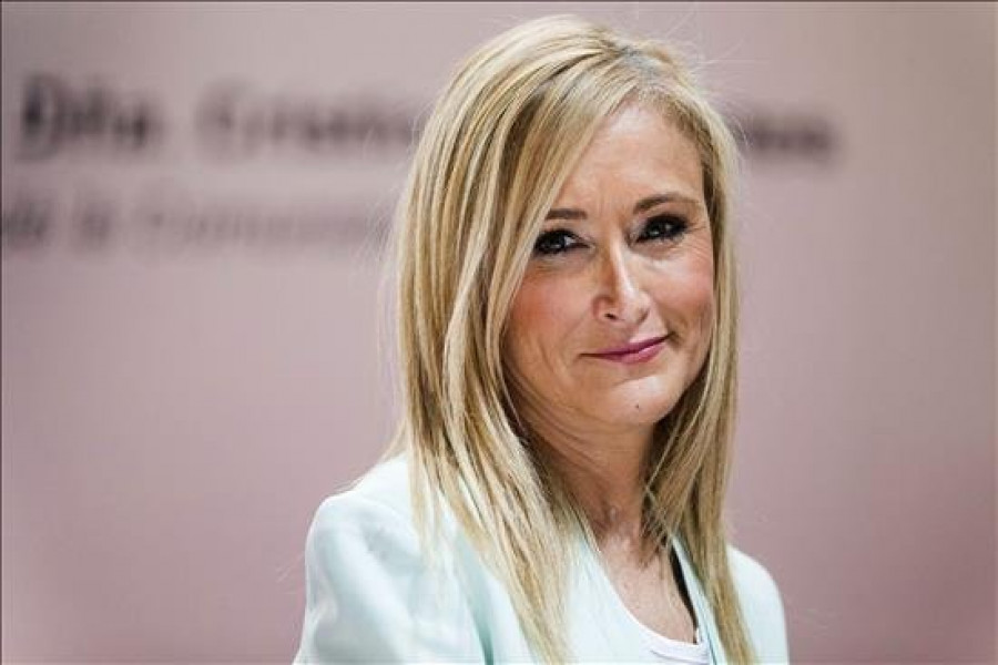 Cifuentes dice que "a día de hoy" confía en "todos y cada uno" de sus consejeros