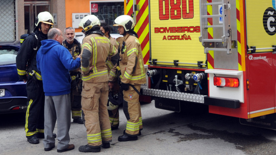 Movilizados bomberos por un incendio en un pajar en Mazaricos